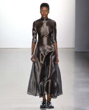 New York, Ny - 11 Eylül 2018: pist Hogan Mclaughlin bahar yaz 2019 moda New York moda haftası sırasında göstermek bir model yürür.