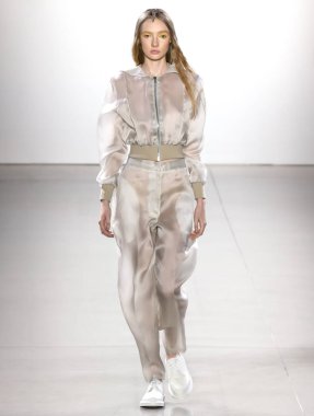 New York, Ny - 11 Eylül 2018: pist Hogan Mclaughlin bahar yaz 2019 moda New York moda haftası sırasında göstermek bir model yürür.