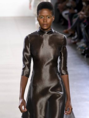 New York, Ny - 11 Eylül 2018: pist Hogan Mclaughlin bahar yaz 2019 moda New York moda haftası sırasında göstermek bir model yürür.