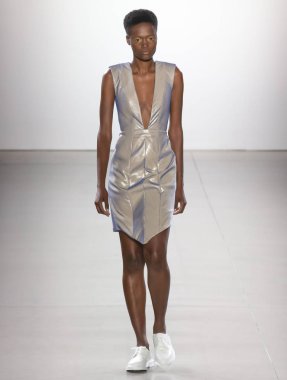 New York, Ny - 11 Eylül 2018: pist Hogan Mclaughlin bahar yaz 2019 moda New York moda haftası sırasında göstermek bir model yürür.