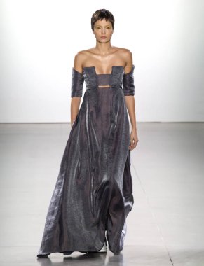 New York, Ny - 11 Eylül 2018: pist Hogan Mclaughlin bahar yaz 2019 moda New York moda haftası sırasında göstermek bir model yürür.