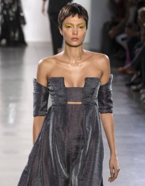 New York, Ny - 11 Eylül 2018: pist Hogan Mclaughlin bahar yaz 2019 moda New York moda haftası sırasında göstermek bir model yürür.