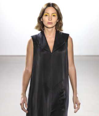 New York, Ny - 11 Eylül 2018: pist Hogan Mclaughlin bahar yaz 2019 moda New York moda haftası sırasında göstermek bir model yürür.