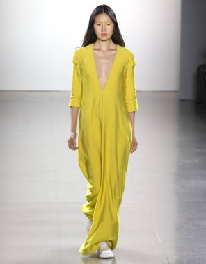 New York, Ny - 11 Eylül 2018: pist Hogan Mclaughlin bahar yaz 2019 moda New York moda haftası sırasında göstermek bir model yürür.