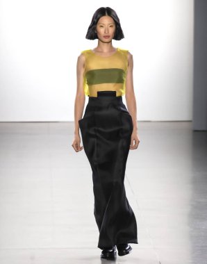 New York, Ny - 11 Eylül 2018: pist Hogan Mclaughlin bahar yaz 2019 moda New York moda haftası sırasında göstermek bir model yürür.