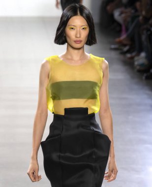 New York, Ny - 11 Eylül 2018: pist Hogan Mclaughlin bahar yaz 2019 moda New York moda haftası sırasında göstermek bir model yürür.