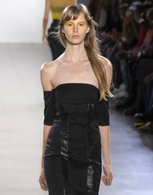 New York, Ny - 11 Eylül 2018: pist Hogan Mclaughlin bahar yaz 2019 moda New York moda haftası sırasında göstermek bir model yürür.