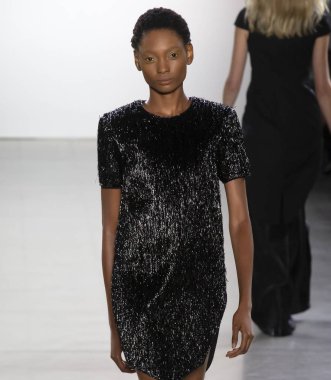 New York, Ny - 11 Eylül 2018: pist Hogan Mclaughlin bahar yaz 2019 moda New York moda haftası sırasında göstermek bir model yürür.