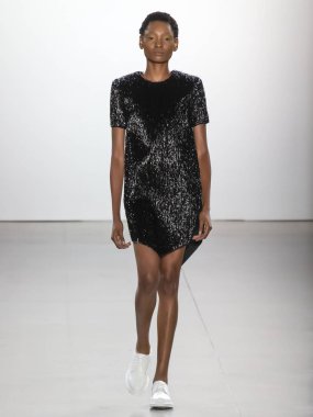 New York, Ny - 11 Eylül 2018: pist Hogan Mclaughlin bahar yaz 2019 moda New York moda haftası sırasında göstermek bir model yürür.