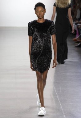 New York, Ny - 11 Eylül 2018: pist Hogan Mclaughlin bahar yaz 2019 moda New York moda haftası sırasında göstermek bir model yürür.