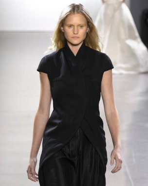 New York, Ny - 11 Eylül 2018: pist Hogan Mclaughlin bahar yaz 2019 moda New York moda haftası sırasında göstermek bir model yürür.