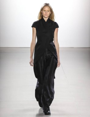 New York, Ny - 11 Eylül 2018: pist Hogan Mclaughlin bahar yaz 2019 moda New York moda haftası sırasında göstermek bir model yürür.