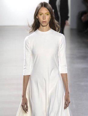 New York, Ny - 11 Eylül 2018: pist Hogan Mclaughlin bahar yaz 2019 moda New York moda haftası sırasında göstermek bir model yürür.