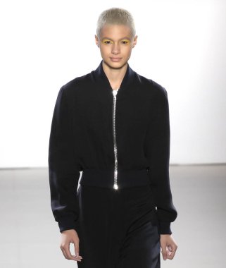 New York, Ny - 11 Eylül 2018: pist Hogan Mclaughlin bahar yaz 2019 moda New York moda haftası sırasında göstermek bir model yürür.