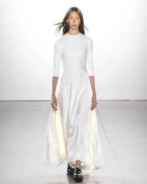 New York, Ny - 11 Eylül 2018: pist Hogan Mclaughlin bahar yaz 2019 moda New York moda haftası sırasında göstermek bir model yürür.
