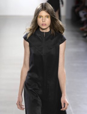 New York, Ny - 11 Eylül 2018: pist Hogan Mclaughlin bahar yaz 2019 moda New York moda haftası sırasında göstermek bir model yürür.