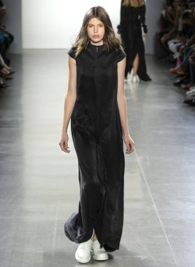 New York, Ny - 11 Eylül 2018: pist Hogan Mclaughlin bahar yaz 2019 moda New York moda haftası sırasında göstermek bir model yürür.