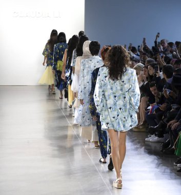 New York, Ny - 09 Eylül 2018: Modelleri yürüyüş New York moda haftası sırasında Claudia Li bahar yaz 2019 defile pist