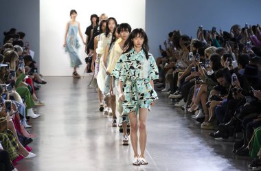 New York, Ny - 09 Eylül 2018: Modelleri yürüyüş New York moda haftası sırasında Claudia Li bahar yaz 2019 defile pist