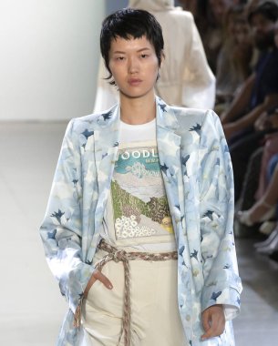 New York, Ny - 09 Eylül 2018: Claudia Li bahar yaz 2019 moda pist göster New York moda haftası sırasında bir model yürür.