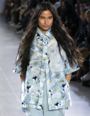 New York, Ny - 09 Eylül 2018: Claudia Li bahar yaz 2019 moda pist göster New York moda haftası sırasında bir model yürür.