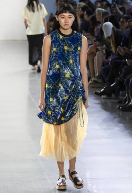 New York, Ny - 09 Eylül 2018: Claudia Li bahar yaz 2019 moda pist göster New York moda haftası sırasında bir model yürür.