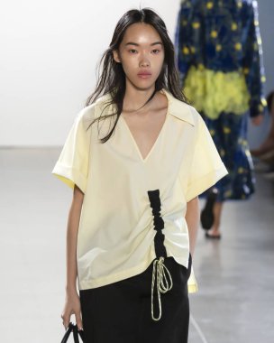New York, Ny - 09 Eylül 2018: Claudia Li bahar yaz 2019 moda pist göster New York moda haftası sırasında bir model yürür.