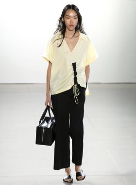 New York, Ny - 09 Eylül 2018: Claudia Li bahar yaz 2019 moda pist göster New York moda haftası sırasında bir model yürür.