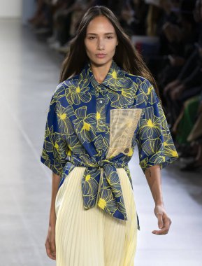 New York, Ny - 09 Eylül 2018: Claudia Li bahar yaz 2019 moda pist göster New York moda haftası sırasında bir model yürür.