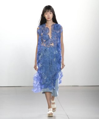 New York, Ny - 09 Eylül 2018: Claudia Li bahar yaz 2019 moda pist göster New York moda haftası sırasında bir model yürür.
