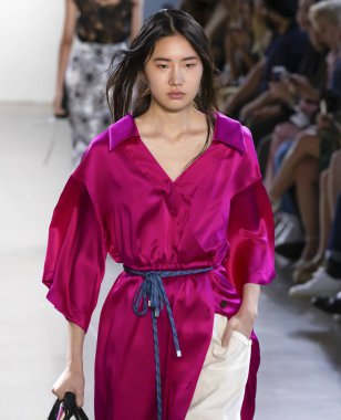 New York, Ny - 09 Eylül 2018: Claudia Li bahar yaz 2019 moda pist göster New York moda haftası sırasında bir model yürür.