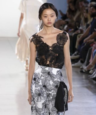 New York, Ny - 09 Eylül 2018: Claudia Li bahar yaz 2019 moda pist göster New York moda haftası sırasında bir model yürür.