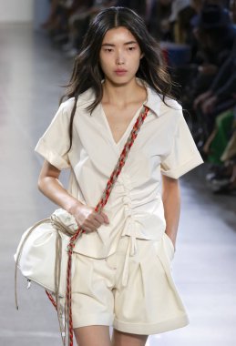 New York, Ny - 09 Eylül 2018: Claudia Li bahar yaz 2019 moda pist göster New York moda haftası sırasında bir model yürür.