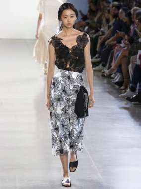 New York, Ny - 09 Eylül 2018: Claudia Li bahar yaz 2019 moda pist göster New York moda haftası sırasında bir model yürür.