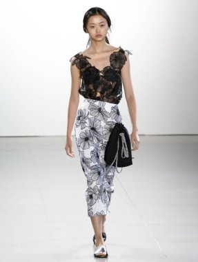 New York, Ny - 09 Eylül 2018: Claudia Li bahar yaz 2019 moda pist göster New York moda haftası sırasında bir model yürür.