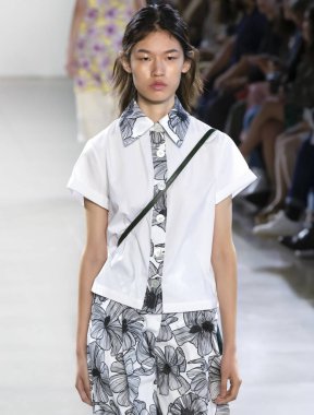 New York, Ny - 09 Eylül 2018: Claudia Li bahar yaz 2019 moda pist göster New York moda haftası sırasında bir model yürür.