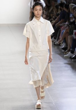New York, Ny - 09 Eylül 2018: Claudia Li bahar yaz 2019 moda pist göster New York moda haftası sırasında bir model yürür.