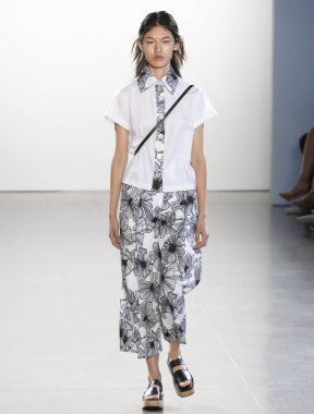New York, Ny - 09 Eylül 2018: Claudia Li bahar yaz 2019 moda pist göster New York moda haftası sırasında bir model yürür.