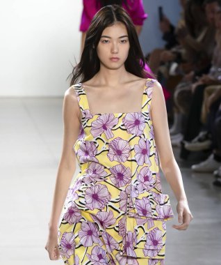 New York, Ny - 09 Eylül 2018: Claudia Li bahar yaz 2019 moda pist göster New York moda haftası sırasında bir model yürür.