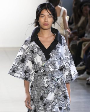 New York, Ny - 09 Eylül 2018: Claudia Li bahar yaz 2019 moda pist göster New York moda haftası sırasında bir model yürür.
