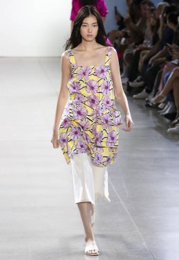 New York, Ny - 09 Eylül 2018: Claudia Li bahar yaz 2019 moda pist göster New York moda haftası sırasında bir model yürür.