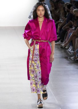 New York, Ny - 09 Eylül 2018: Claudia Li bahar yaz 2019 moda pist göster New York moda haftası sırasında bir model yürür.