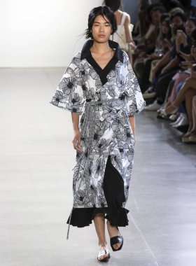 New York, Ny - 09 Eylül 2018: Claudia Li bahar yaz 2019 moda pist göster New York moda haftası sırasında bir model yürür.
