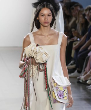New York, Ny - 09 Eylül 2018: Claudia Li bahar yaz 2019 moda pist göster New York moda haftası sırasında bir model yürür.