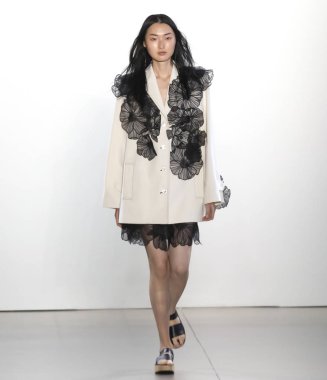 New York, Ny - 09 Eylül 2018: Claudia Li bahar yaz 2019 moda pist göster New York moda haftası sırasında bir model yürür.