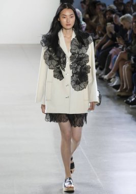 New York, Ny - 09 Eylül 2018: Claudia Li bahar yaz 2019 moda pist göster New York moda haftası sırasında bir model yürür.