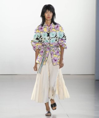 New York, Ny - 09 Eylül 2018: Claudia Li bahar yaz 2019 moda pist göster New York moda haftası sırasında bir model yürür.