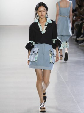 New York, Ny - 09 Eylül 2018: Claudia Li bahar yaz 2019 moda pist göster New York moda haftası sırasında bir model yürür.