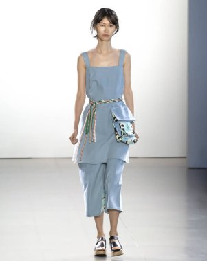 New York, Ny - 09 Eylül 2018: Claudia Li bahar yaz 2019 moda pist göster New York moda haftası sırasında bir model yürür.