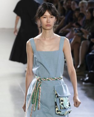 New York, Ny - 09 Eylül 2018: Claudia Li bahar yaz 2019 moda pist göster New York moda haftası sırasında bir model yürür.